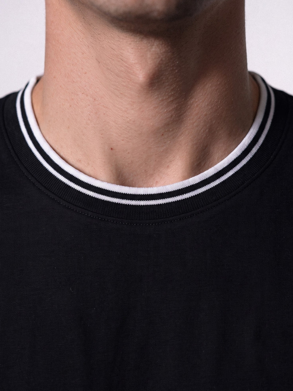 C Logo t-shirt Black — collar detail